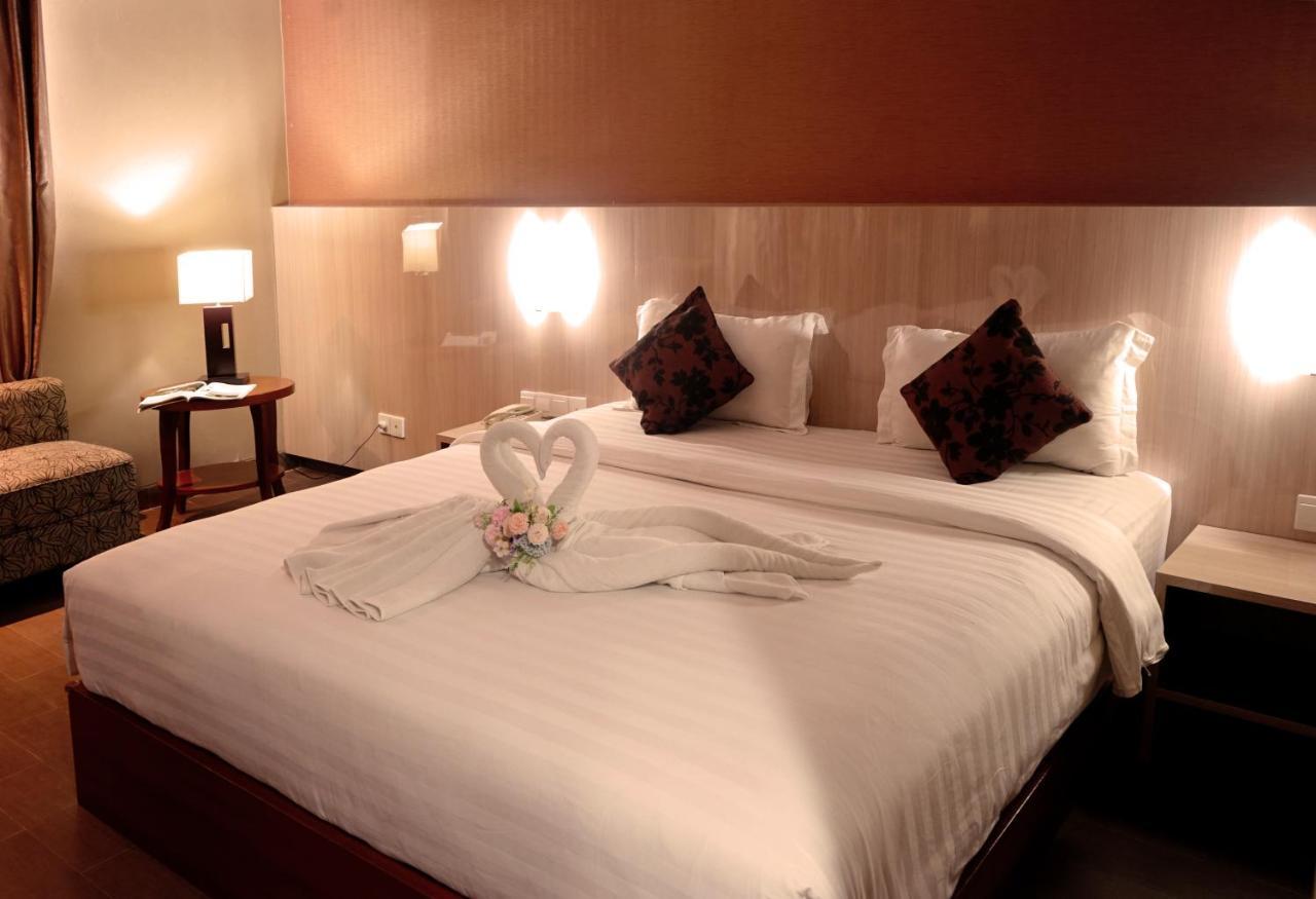 Grand Hatika Hotel Tanjung Pandan Exterior photo