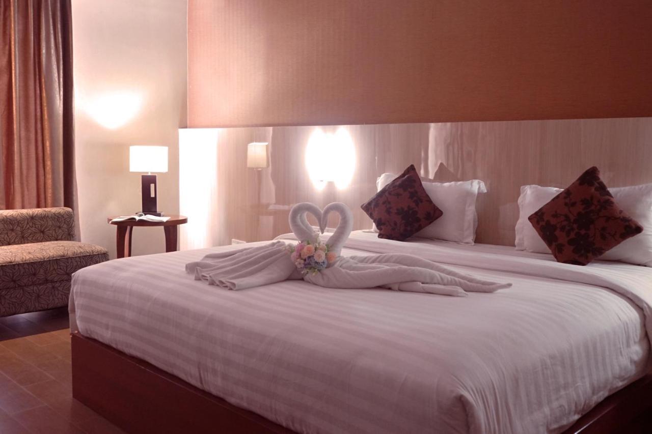 Grand Hatika Hotel Tanjung Pandan Exterior photo