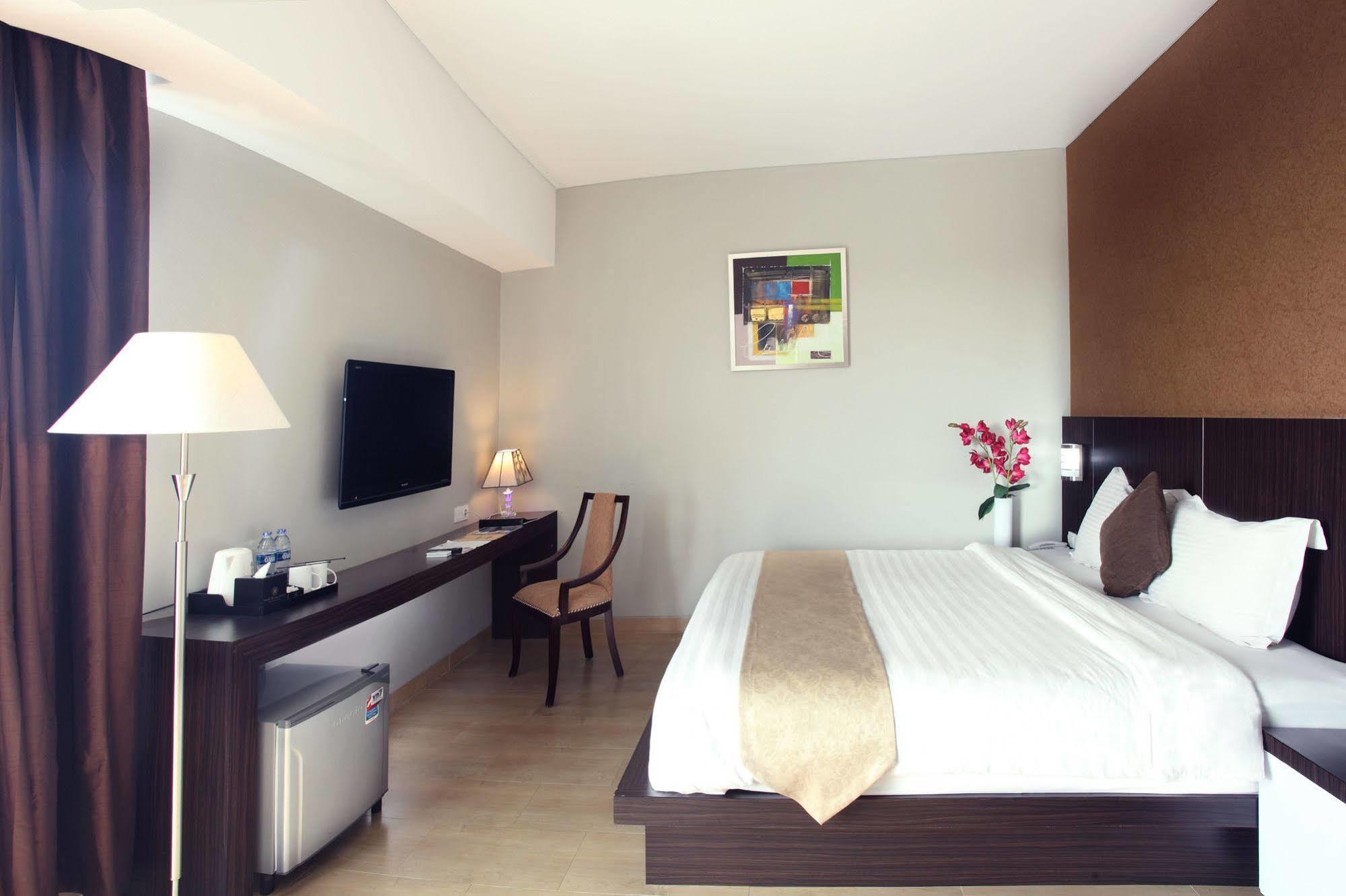 Grand Hatika Hotel Tanjung Pandan Exterior photo