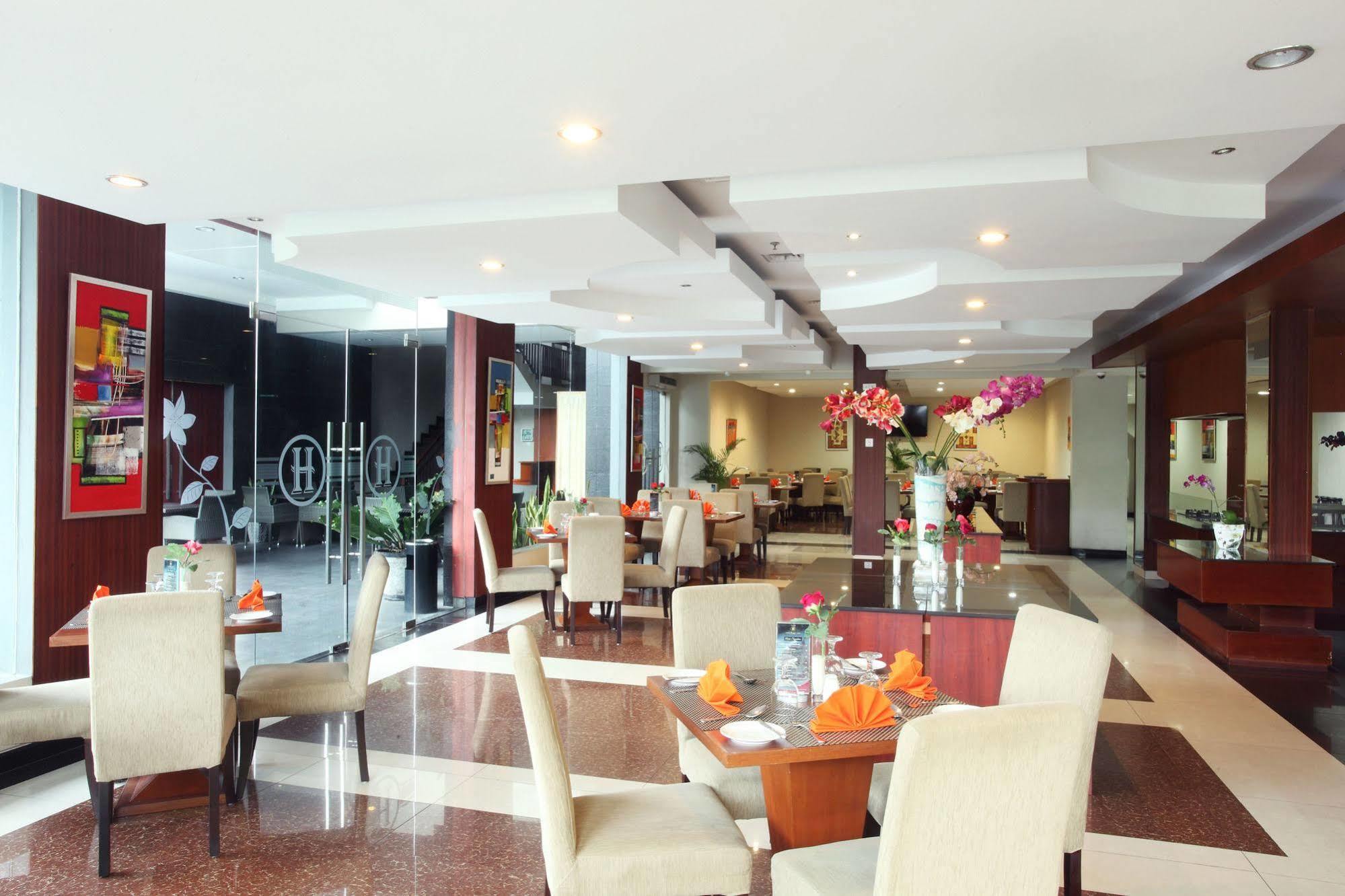 Grand Hatika Hotel Tanjung Pandan Exterior photo