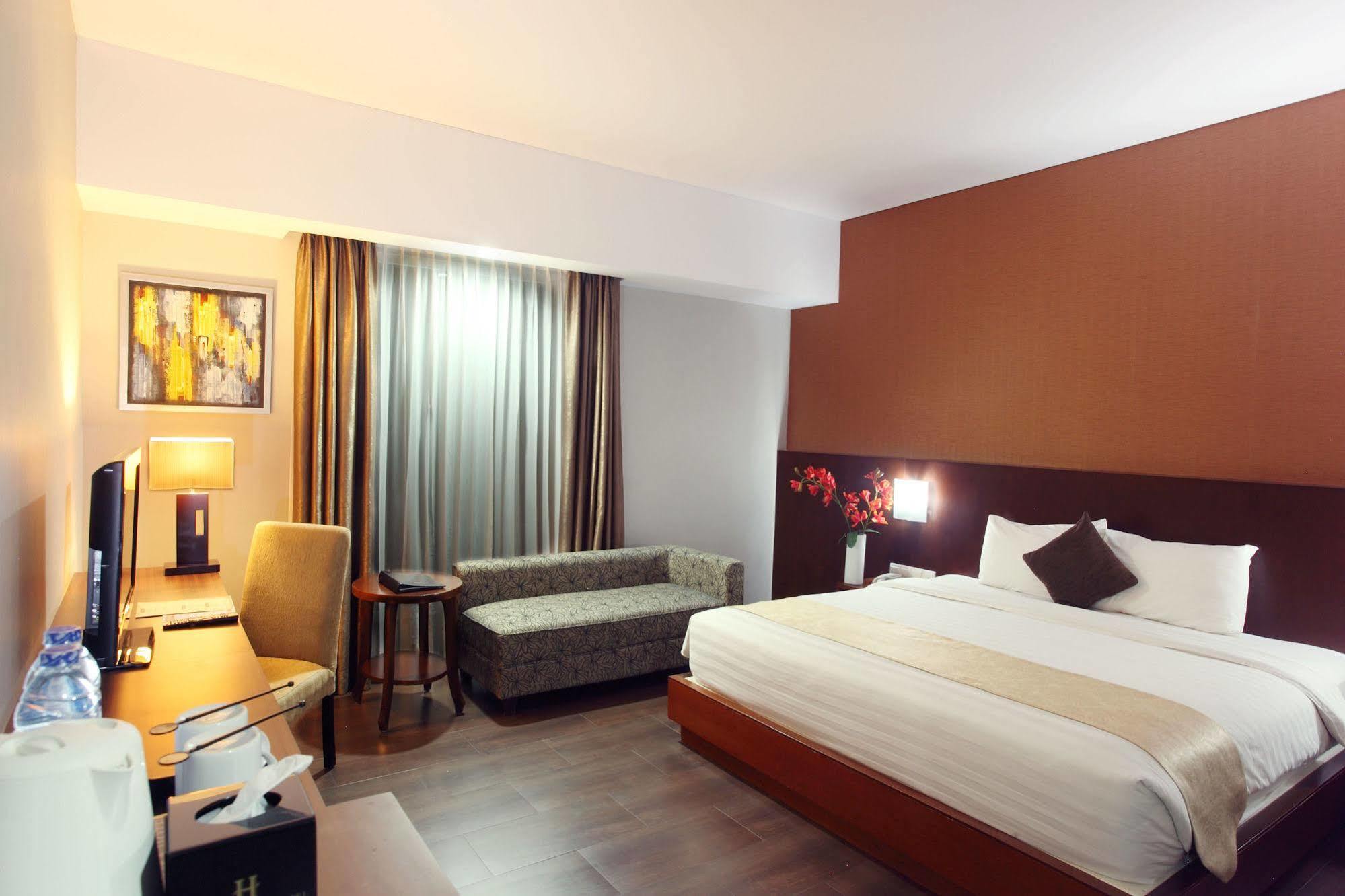 Grand Hatika Hotel Tanjung Pandan Exterior photo