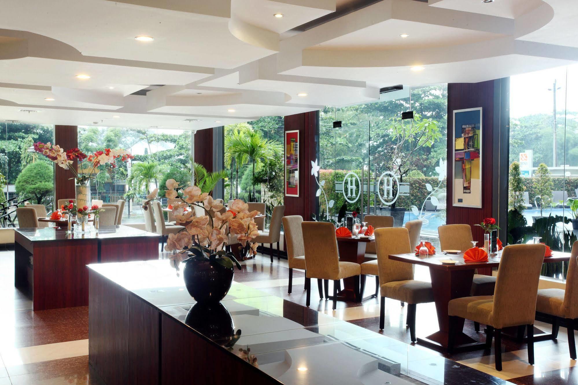 Grand Hatika Hotel Tanjung Pandan Exterior photo