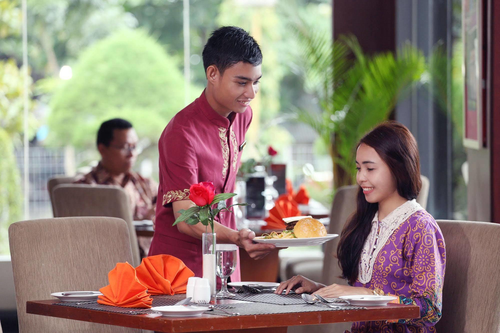 Grand Hatika Hotel Tanjung Pandan Exterior photo